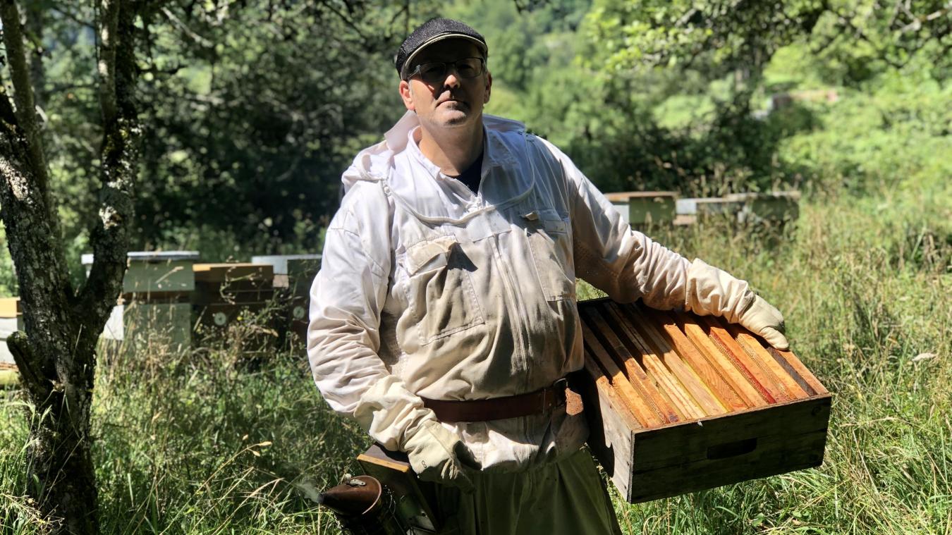 Jean-Jacques Coene a lâché un poste confortable de directeur de magasin à Genève il y a une dizaine d’années pour devenir apiculteur professionnel. Il s’occupe aujourd’hui de 250 ruches réparties sur 10 ruchers dans le Chablais.