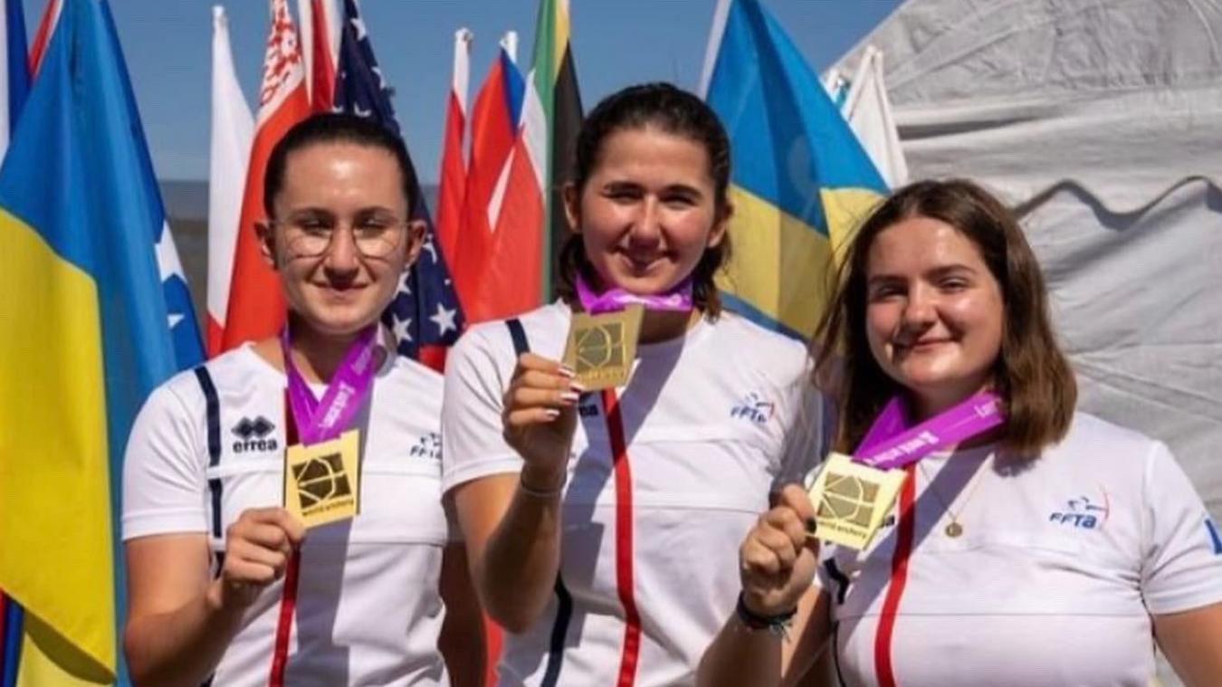 Amélie Cordeau (au centre), médaillée d’or en Pologne et photographiée devant les drapeaux de la Suède et de l’Ukraine, avec qui la ville d’Annemasse partage les mêmes couleurs. Heureux hasard pour un moment d’éternité.