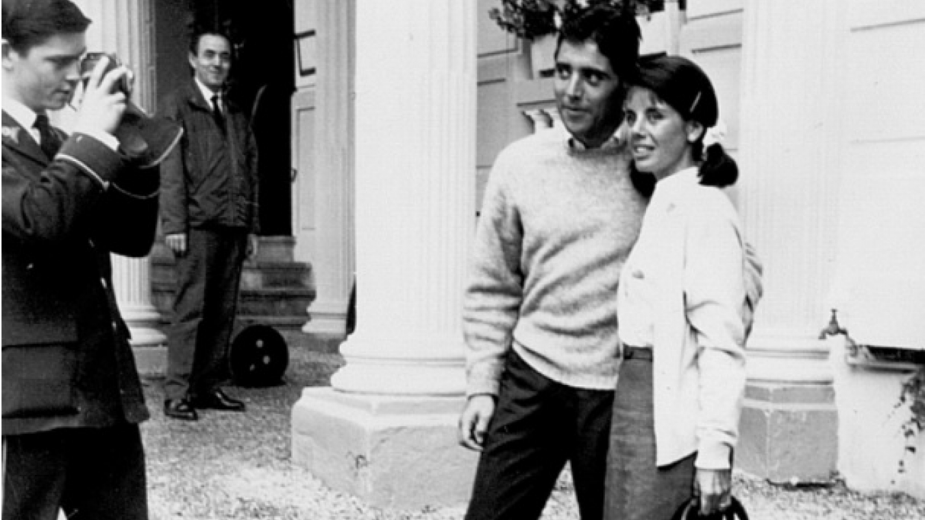 Le chanteur et guitariste Sacha Distel immortalisé avec son épouse Francine Bréaud devant l’Impérial Palace d’Annecy en 1963.