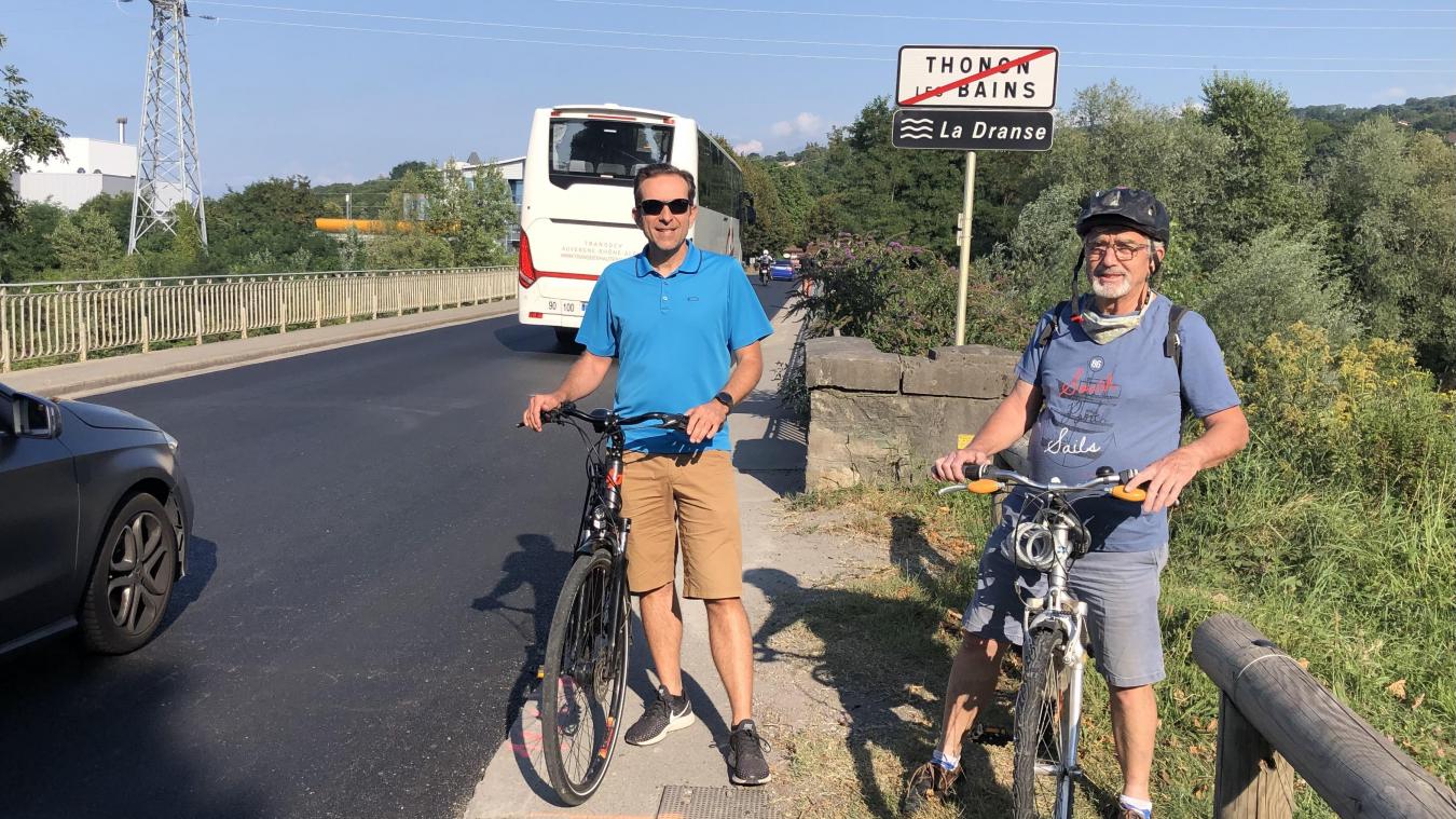 Pour l’Association mobilité douce Chablais, dont Olivier Antoine (à gauche) et Georges Gaillet (à droite) font partie, le pont de la Dranse est une des zones dangereuses qui dissuadent de prendre le vélo.