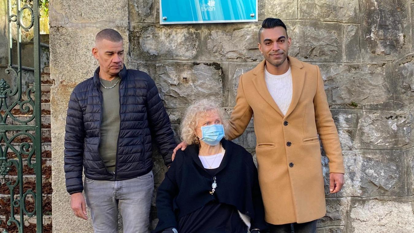 Magali Francina avec son fils et son gendre, devant la plaque de l'avenue portant désormais le nom de Marc Francina.