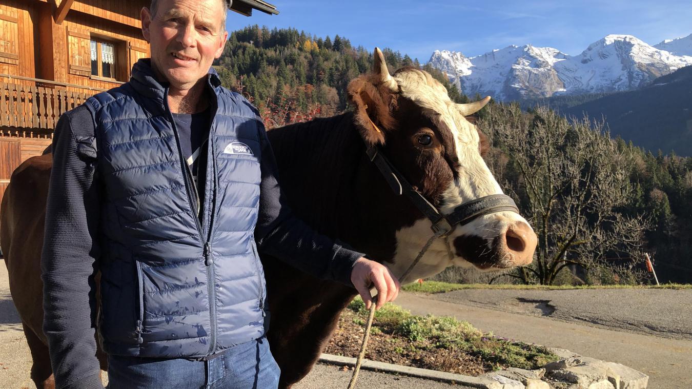Philippe Missillier ne cache pas sa fierté de voir sa vache de race Abondance Neige, choisie comme égérie du prochain Salon International de l’Agriculture (26février - 2mars 2022).