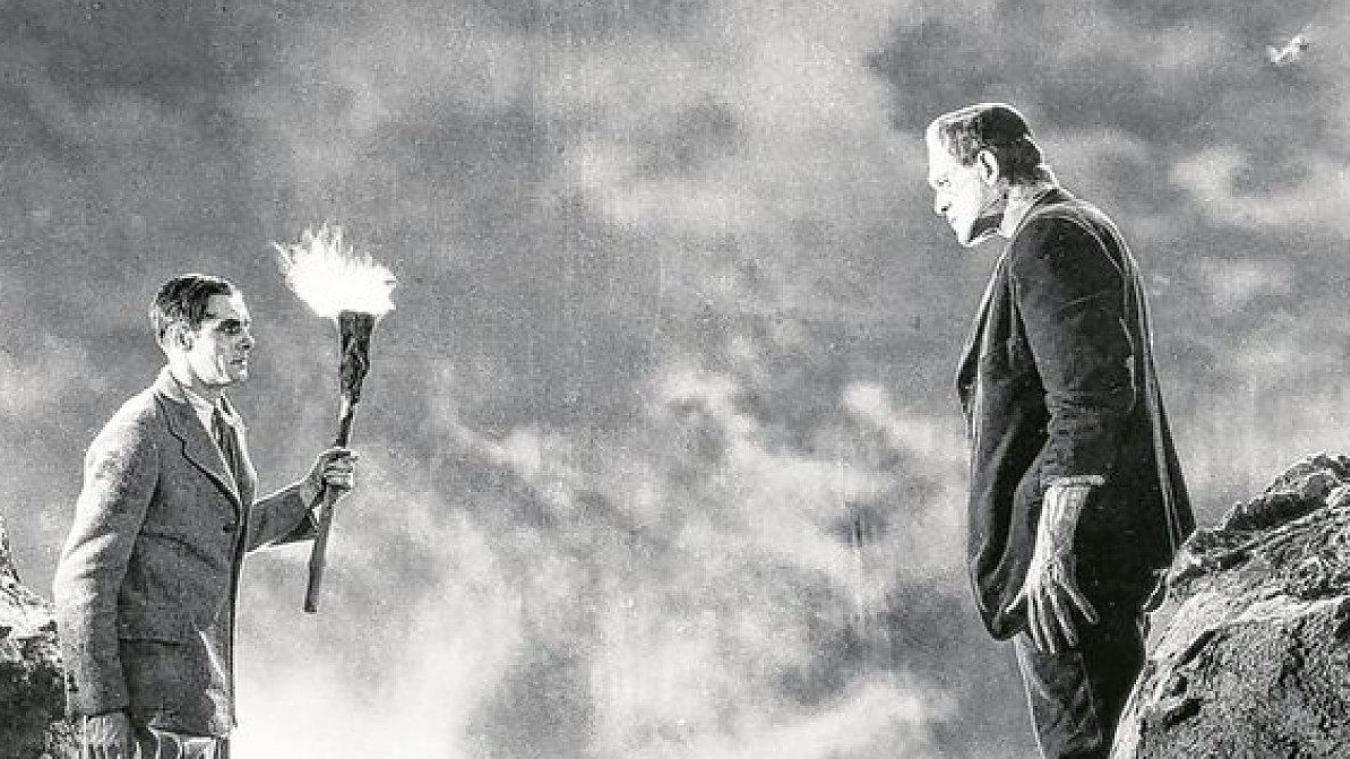 Le « monstre », interprété par Boris Karloff, face à créateur dans le film « Frankenstein », réalisé par James Whale en 1931.