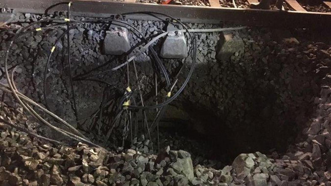 Un trou béant s'est creusé soudainement sous les rails du train, rendant la voie impraticable.