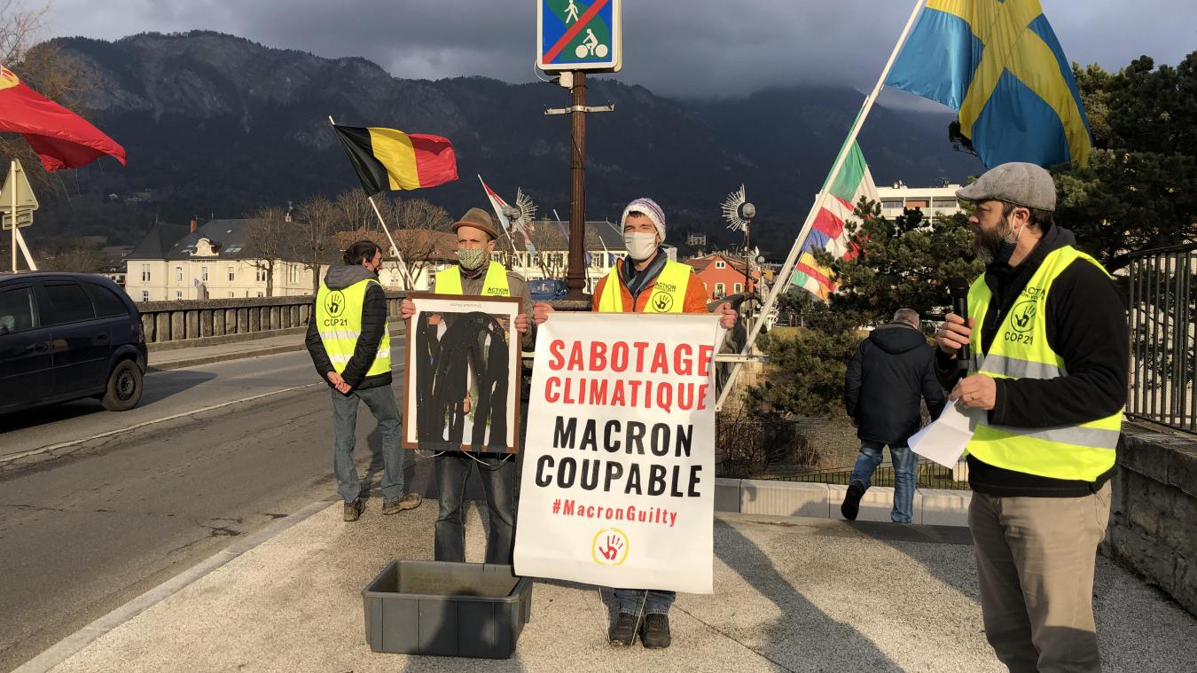 Les activistes d’ANV-COP 21 ont badigeonné le portrait d’Emmanuel Macron avec du «faux» pétrole.