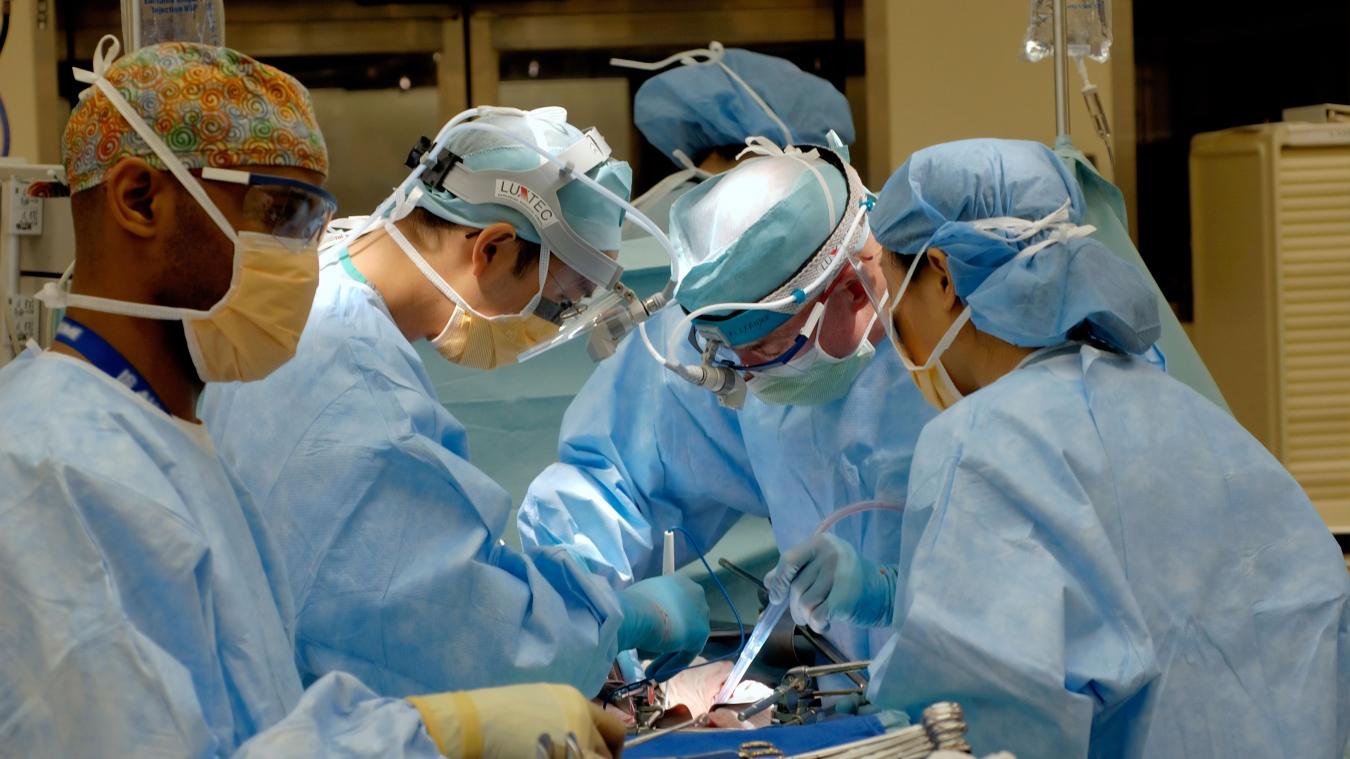 Chaque hôpital de transplantation a un comité de sélection qui décide qui est éligible pour de nouveaux organes. Comme les organes sont rares, ils choisissent souvent les patients les plus susceptibles de survivre à une greffe