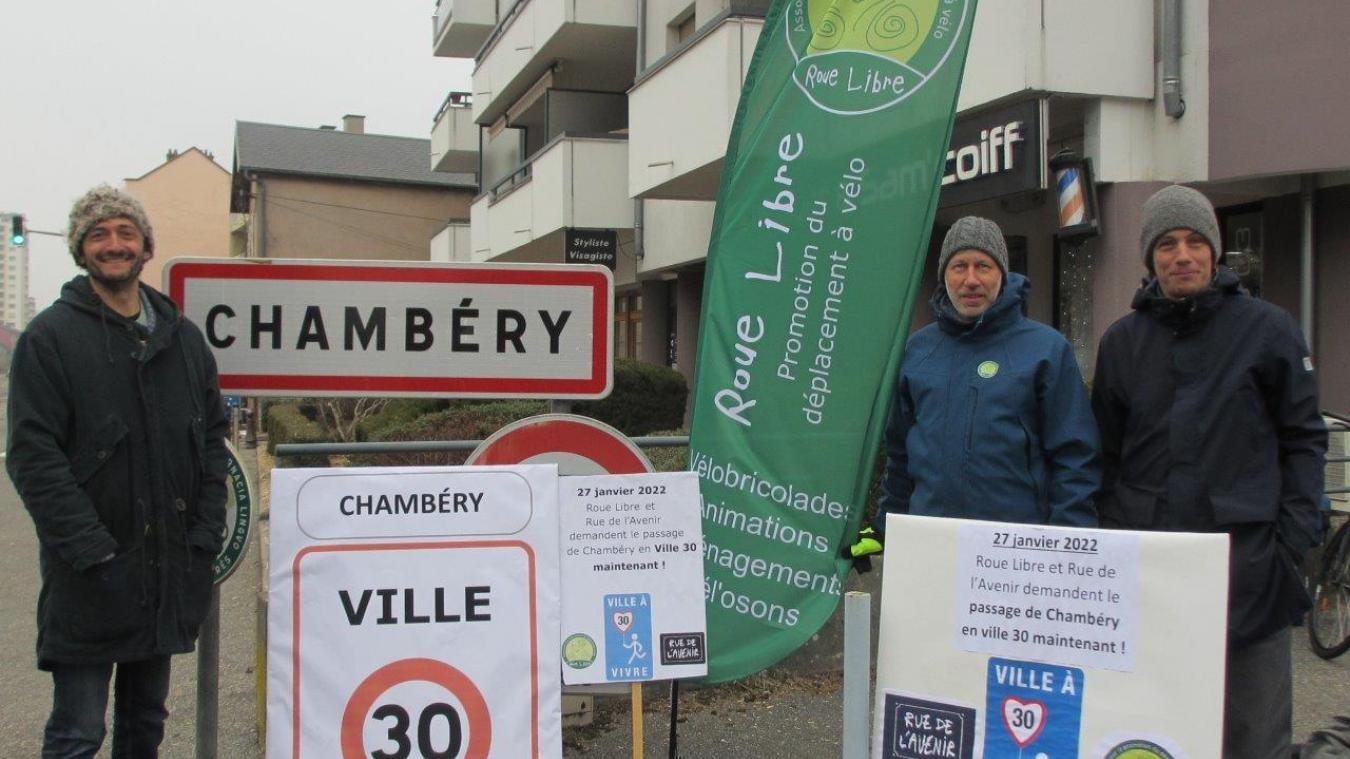 Jeudi 27 janvier, les associations Roue Libre et Rue de l’Avenir ont symboliquement inauguré un panneau  Chambéry ville 30 .