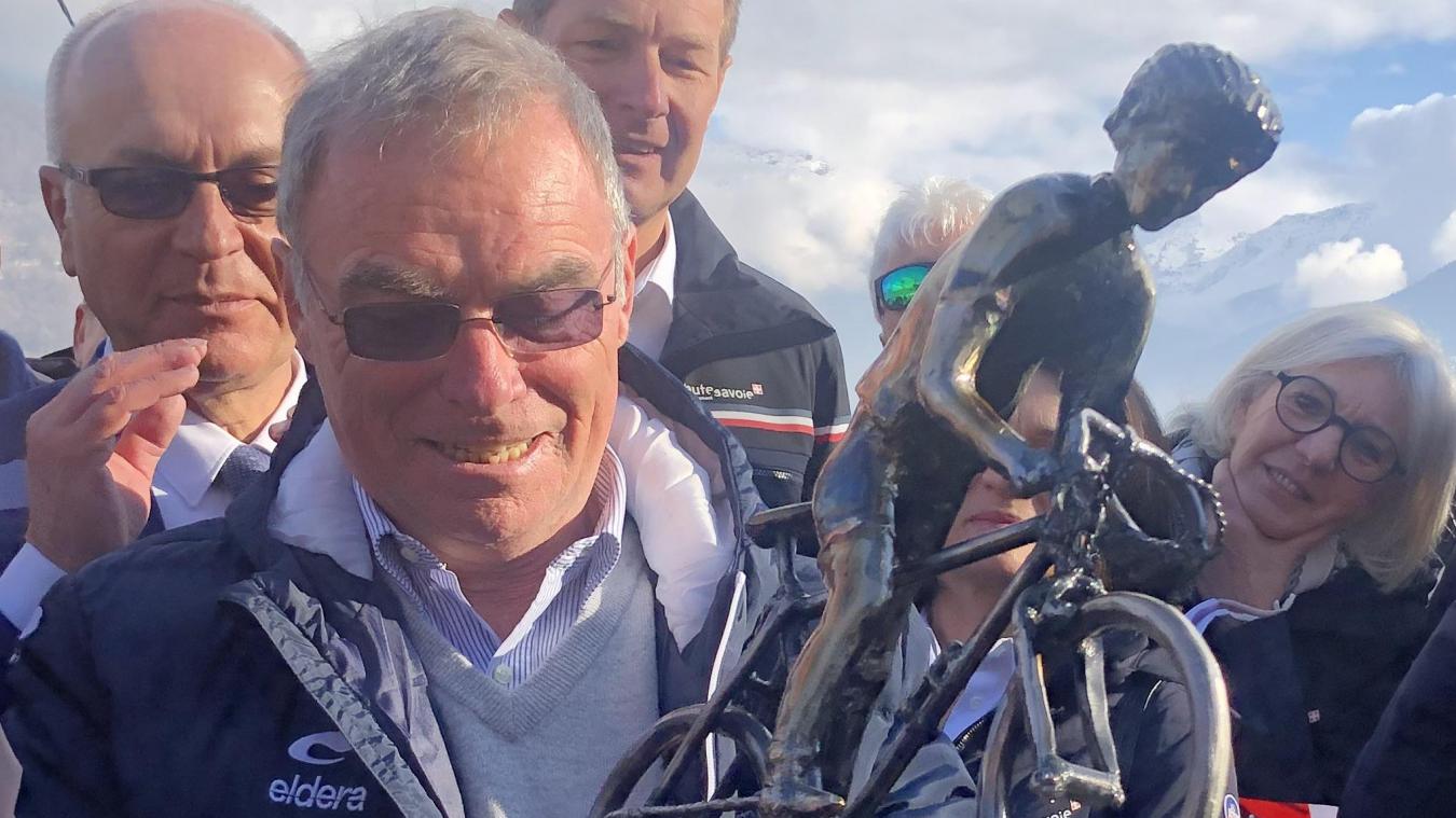 Bernard Hinault, champion du monde à Sallanches en 1980, est l’ambassadeur de la candidature française et haut-savoyarde à l’organisation des Super Mondiaux de cyclisme 2027. Le Département lui a offert une sculpture façonnée par Jean Rubin.