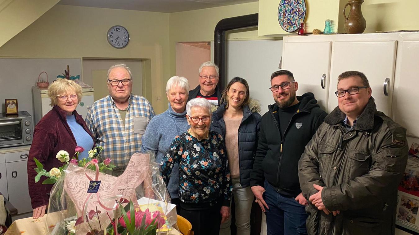 Au premier plan, Raymonde Gonnet pour ses 100 ans, entourée à gauche de son fils Michel et sa compagne, de Karol, de son autre fils Gilles derrière elle; à droite de Lara Lancia, Guillaume et Clément.