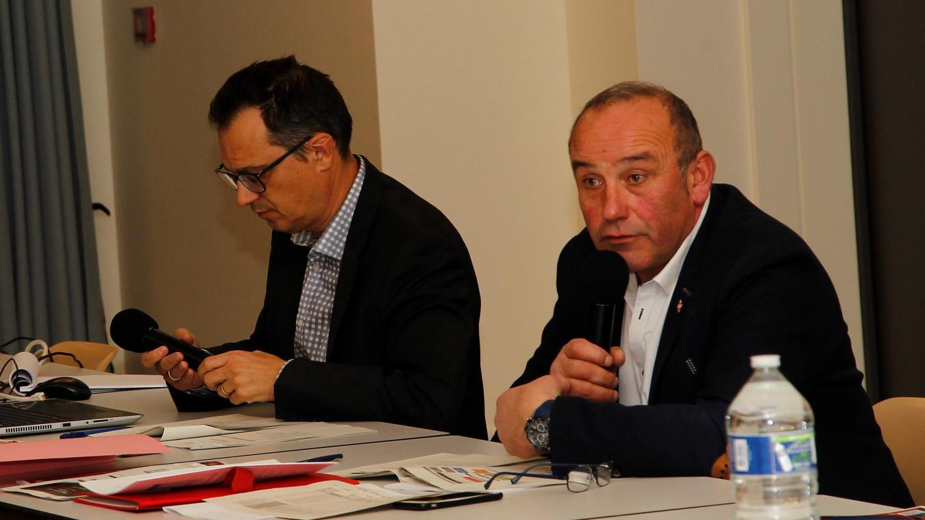 Le président, Xavier Brand, et le directeur général des services, Benoit Duperthuy, ont présenté le rapport d'orientation budgétaire du Pays de Cruseilles lors du dernier conseil communautaire.