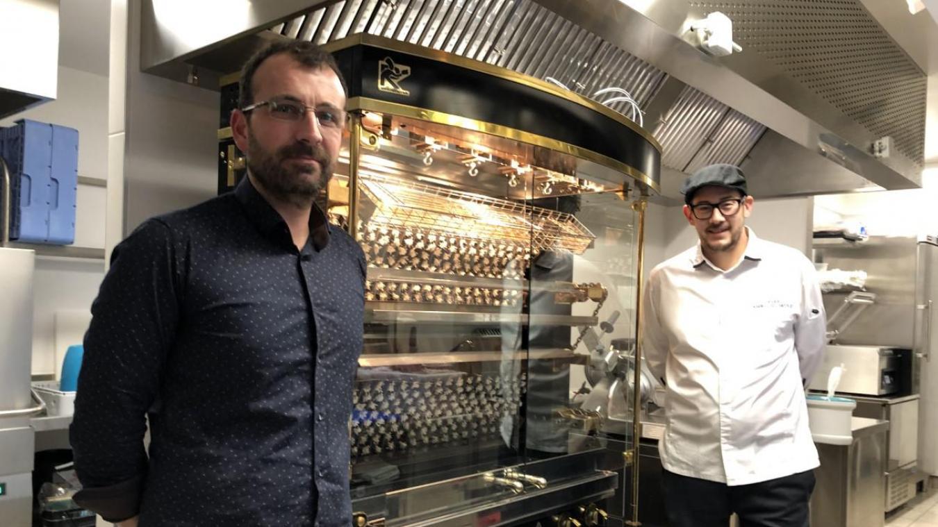 Bertrand Vuatoux (à gauche) et le chef de cuisine Yves Angelloz-Nicoud, dans les cuisines des 2 Coqs.