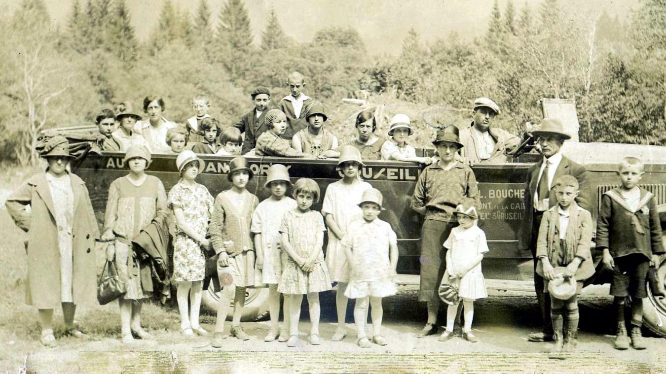 Dans les années 1930, un groupe en habits du dimanche, pour une excursion avec un autocar décapotable du garage Bouchet de Cruseilles. (Coll. MC Fournier-Saxod)