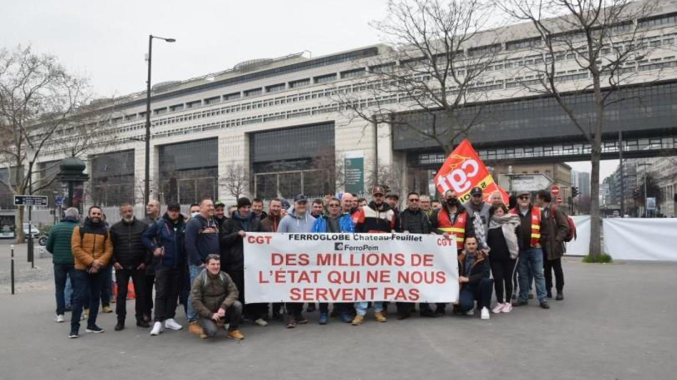 Les salariés de l’usine Ferropem de Chateau-Feuillet ont manisfesté à Paris devant le ministère de l’Economie vendredi 4 mars 2022.