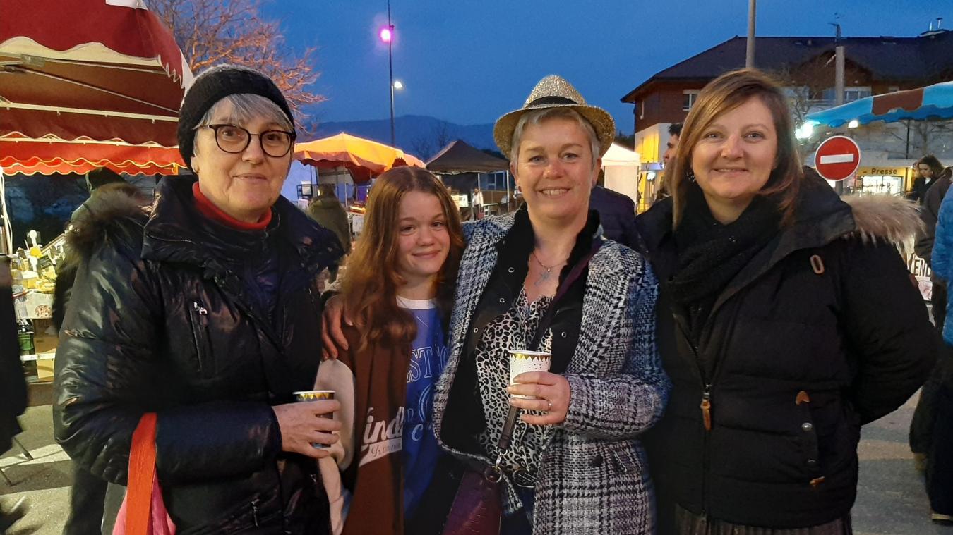 Fabienne, Stéphanie, Laetitia et sa fille Sarah, des habituées du marché de Vétraz-Monthoux.