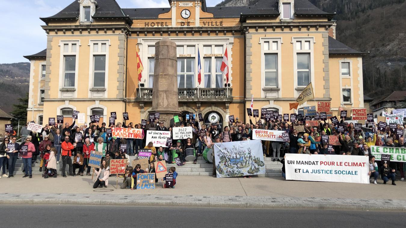 Ce samedi 12 mars, à Cluses, environ 400 personnes ont participé à la marche pour le climat et la justice sociale.