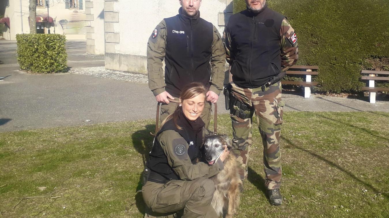 La chienne Edene, ici avec Julien Lagache, Laurent Boudou et Marion Marx, gendarmes cynophiles, qui ont créé l'association Cynofamily 74 (en collaboration avec Nicolas Branche de Passy, qui n est pas sur la photo).