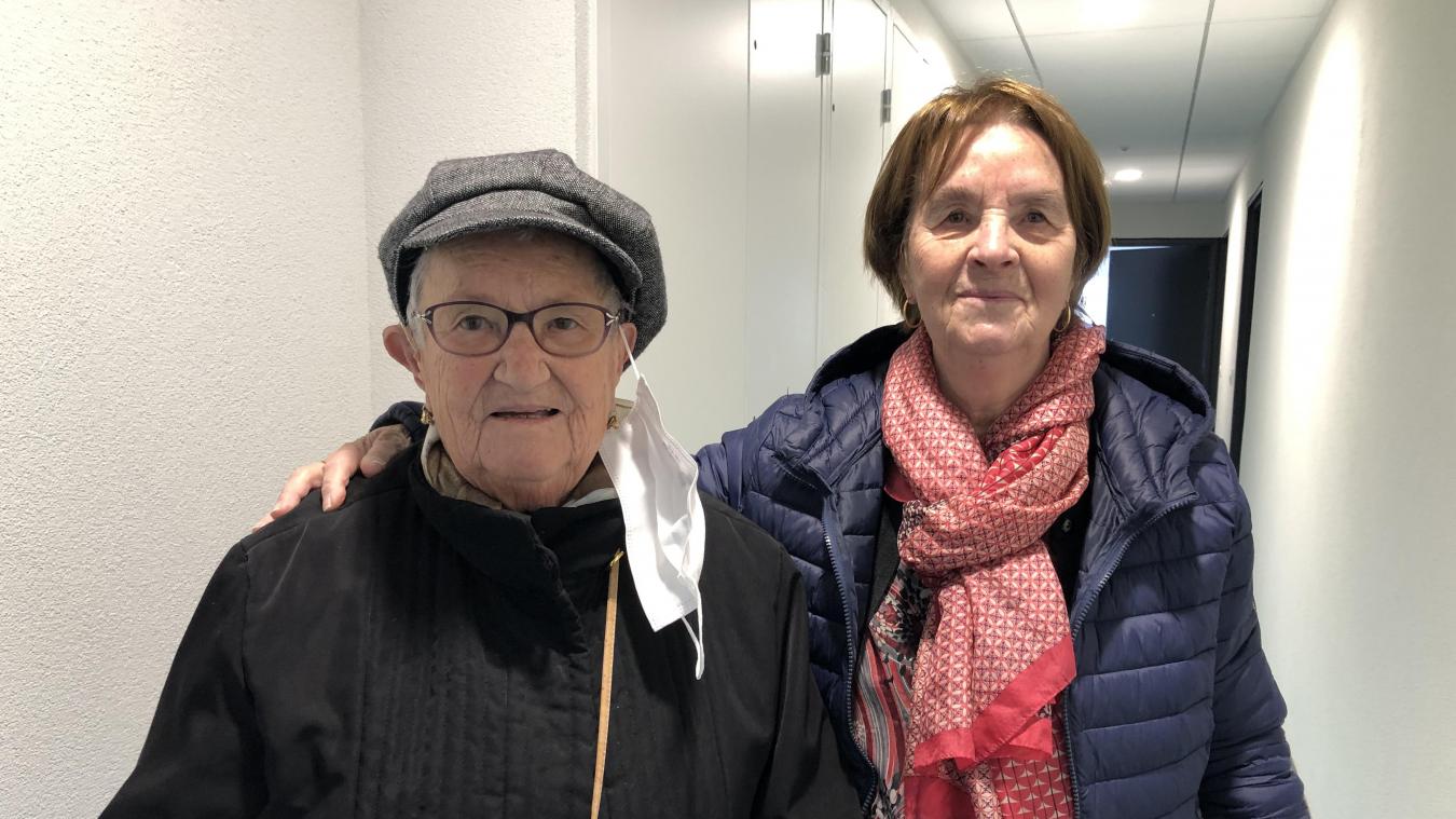 Ercilia Alvès, à droite, est la première à s’être installée dans l’espace réservé aux persones âgées. A gauche, une autre locataire venue visiter avant son déménagement.