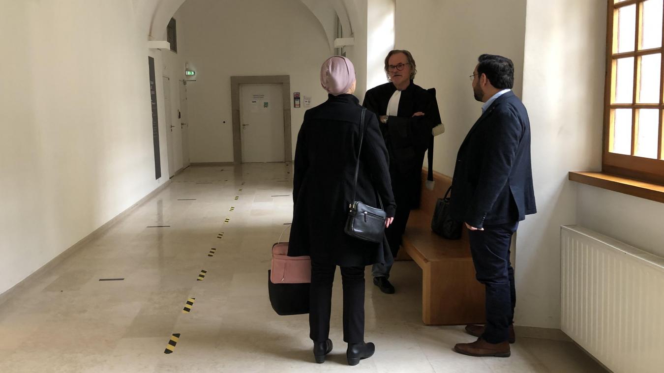 Maître Georges Rimondi échange avec Monsieur B. et sa femme juste après leur audience au tribunal de Thonon-les-Bains.