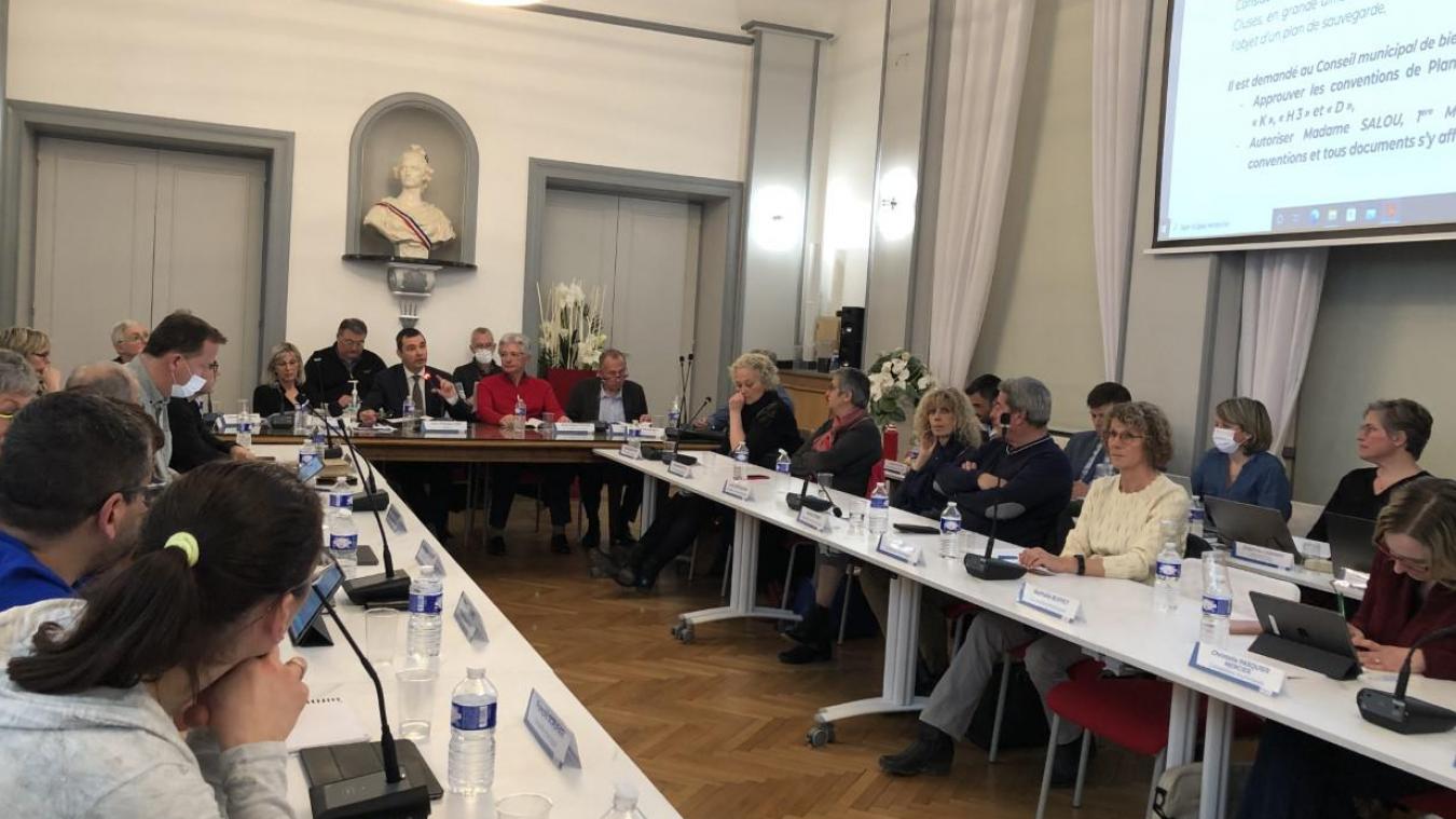 Autour de Jean-Philippe Mas, maire de Cluses, le budget 2022 fait consensus.