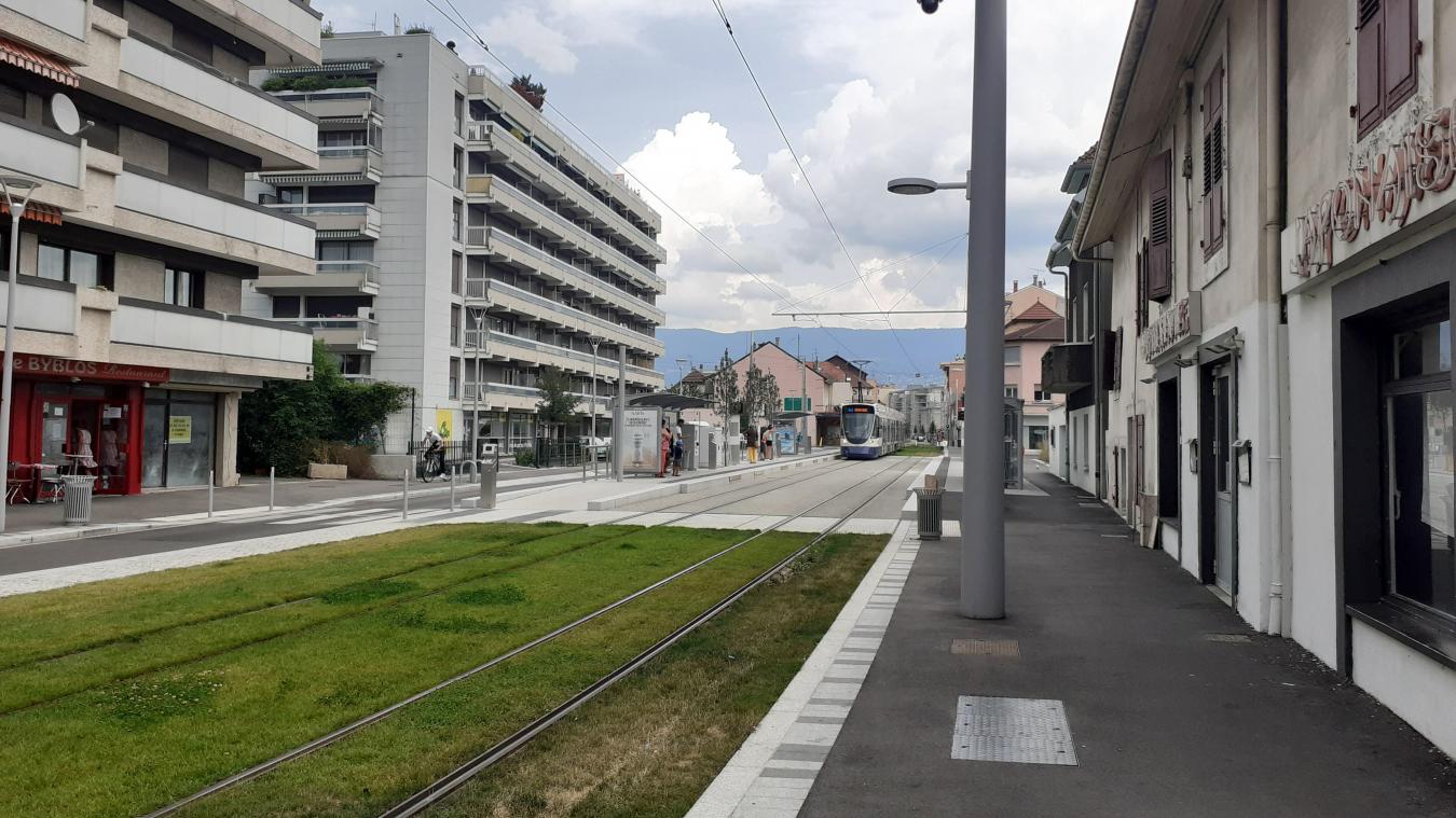 Malgré l’arrivée du tram, l’attractivité commerciale de la rue de Genève laisse encore à désirer.