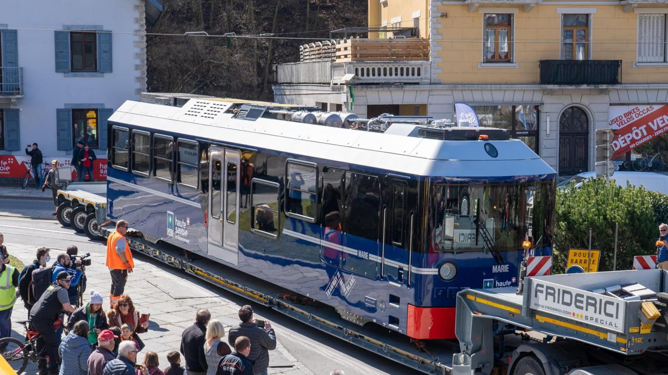 Il y avait foule pour accueillir «Marie», la première des quatre nouvelles motrices du Tramway du Mont-Blanc, à Saint-Gervais, mercredi 23 mars.