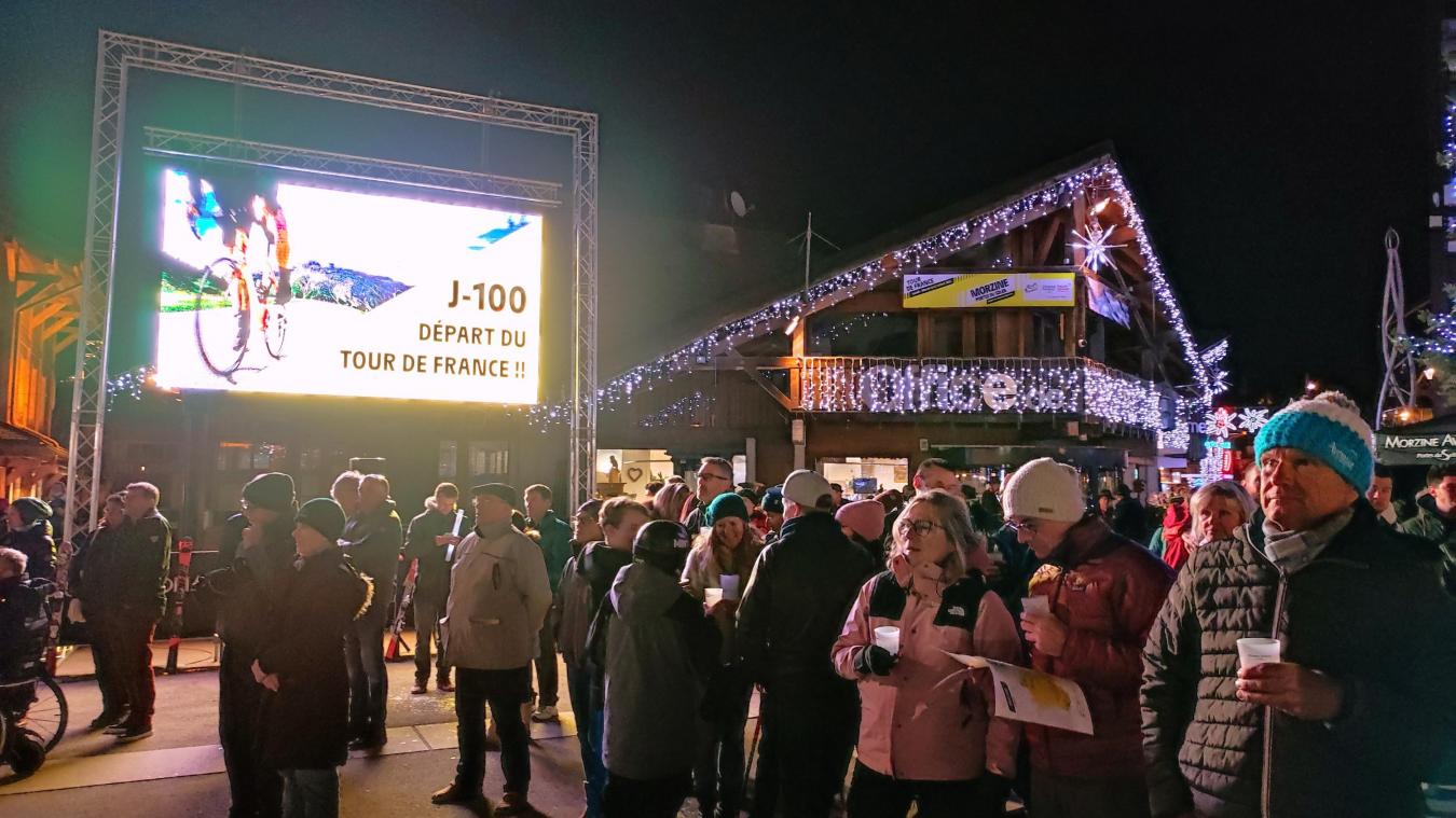 Le public massé sur la place de tourisme de Morzine pour le lancement officiel des J - 100 de l'étape du Tour de France.