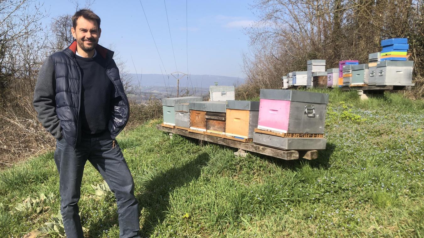 Pierre Marigo, apiculteur professionnel et enseignant à l’Iseta à Poisy, devant ses ruches, avant la transhumance.