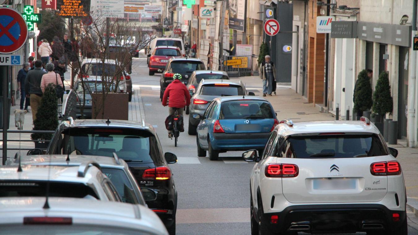 Rue de la République, certains estiment qu’une bande cyclable au sol aurait pu être tracée.