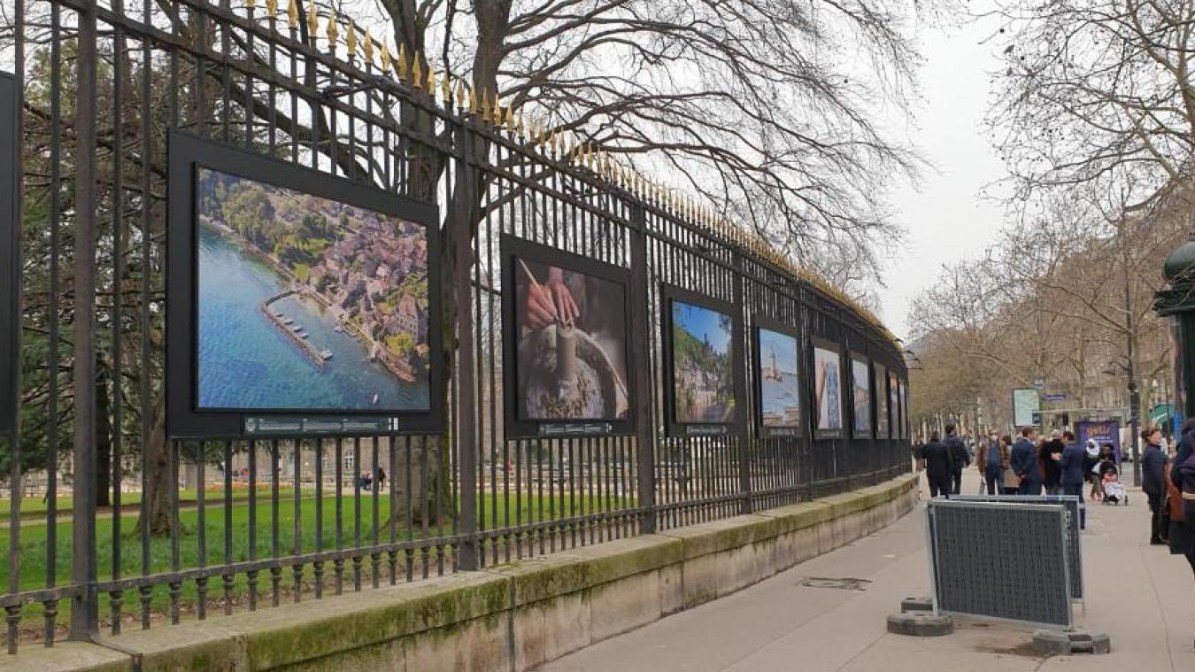 Le panneau d'Yvoire est accroché sur les grilles du jardin du Luxembourg jusqu'au 3 juillet