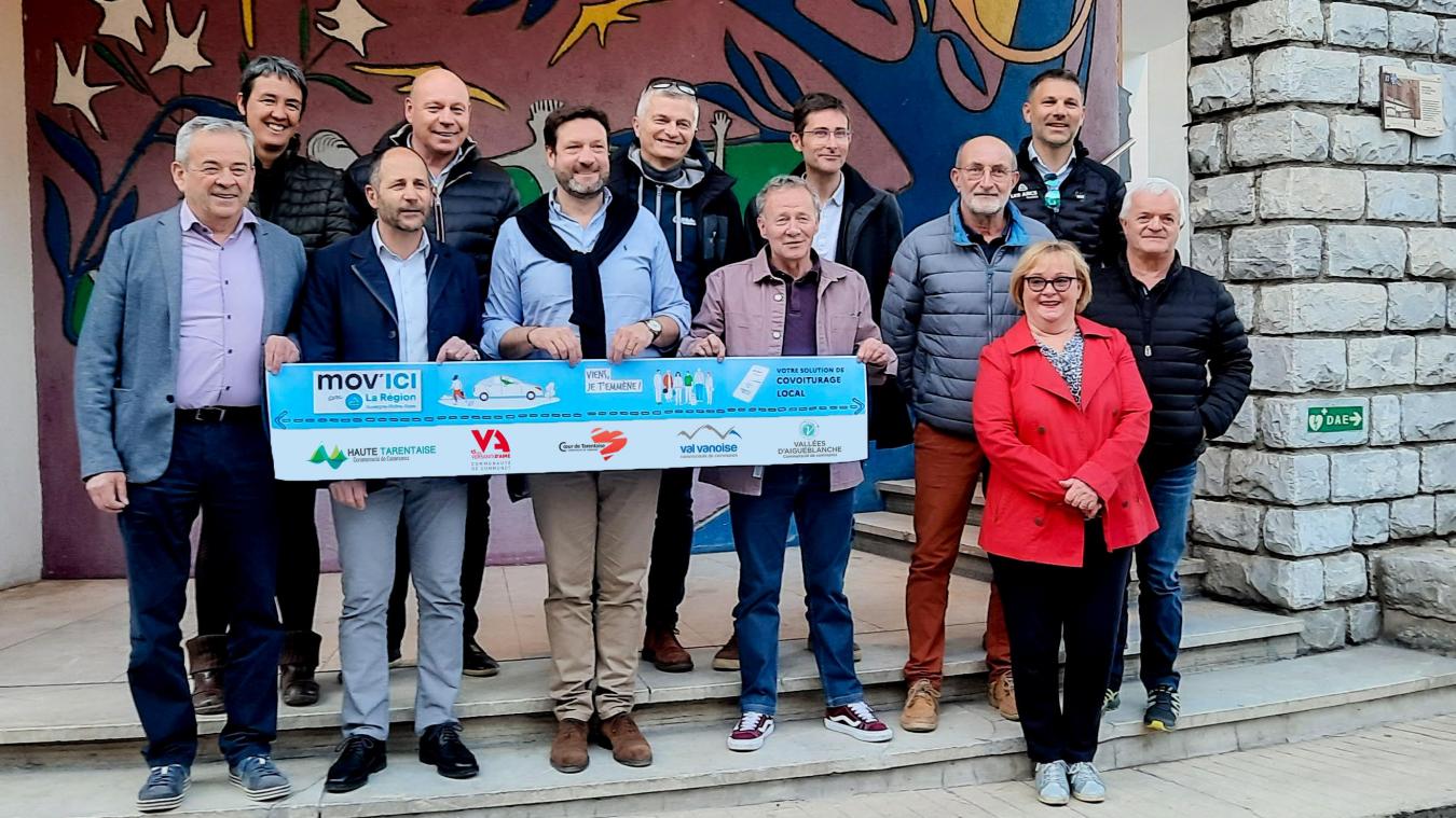 Les élus des 5 communautés de communes de Tarentaise et de Vanoise réunis pour promouvoir l’appli de covoiturage Mov’ici.
