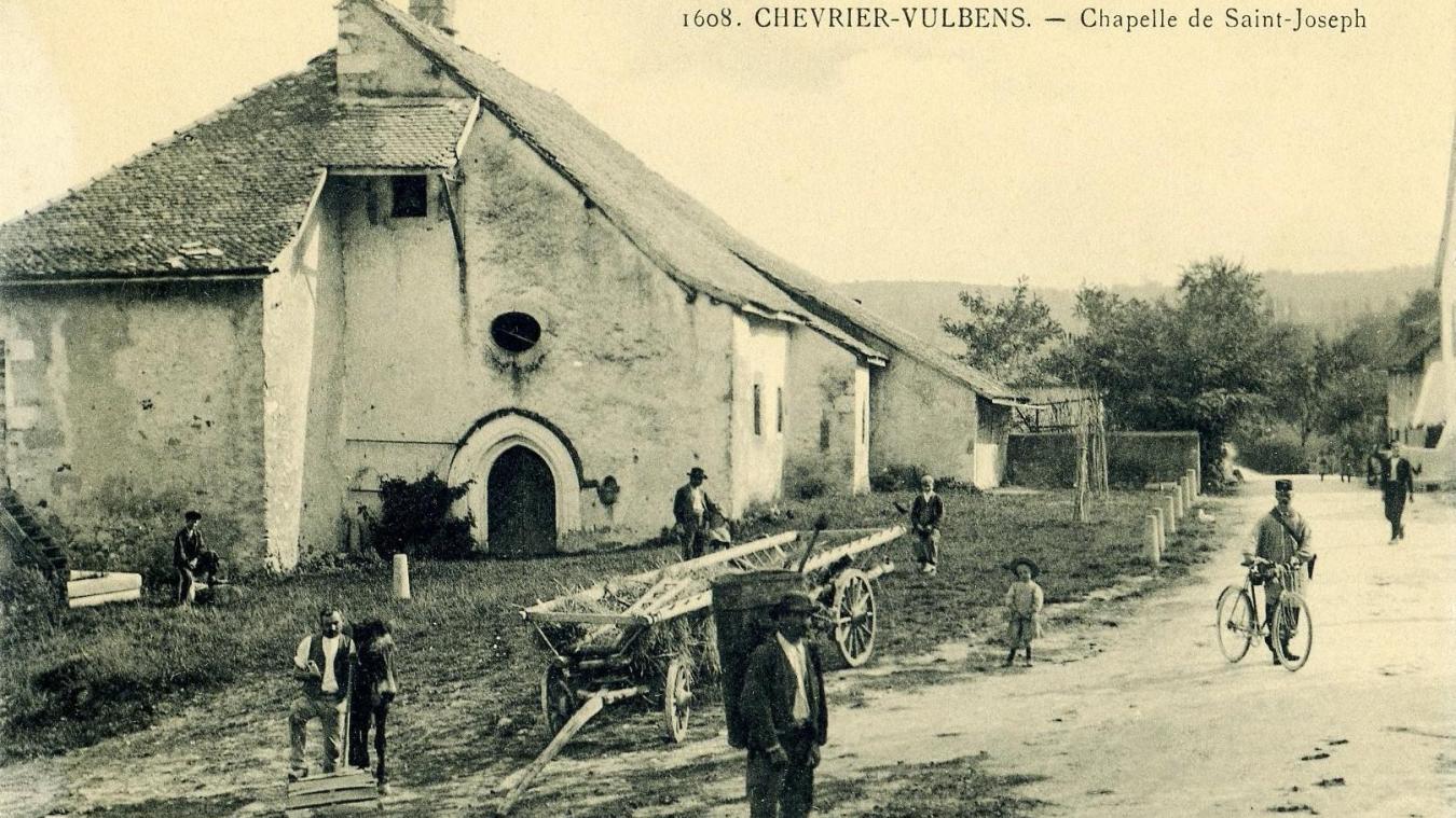 Dans les années 1900, une vue du village de Chevrier, avec la chapelle Saint-Joseph, datant du XIVe siècle.