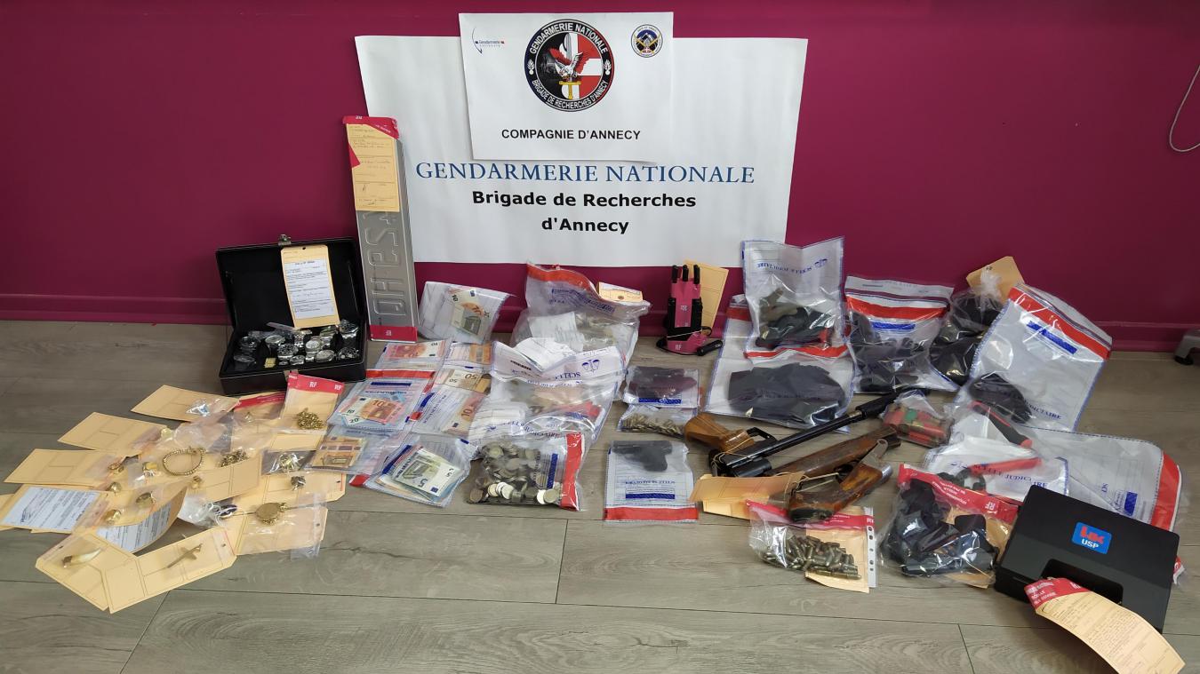 Des armes, de fortes sommes d’argent, des objets de luxe ont été retrouvés par les gendarmes lors de la perquisition des domiciles des cambrioleurs.