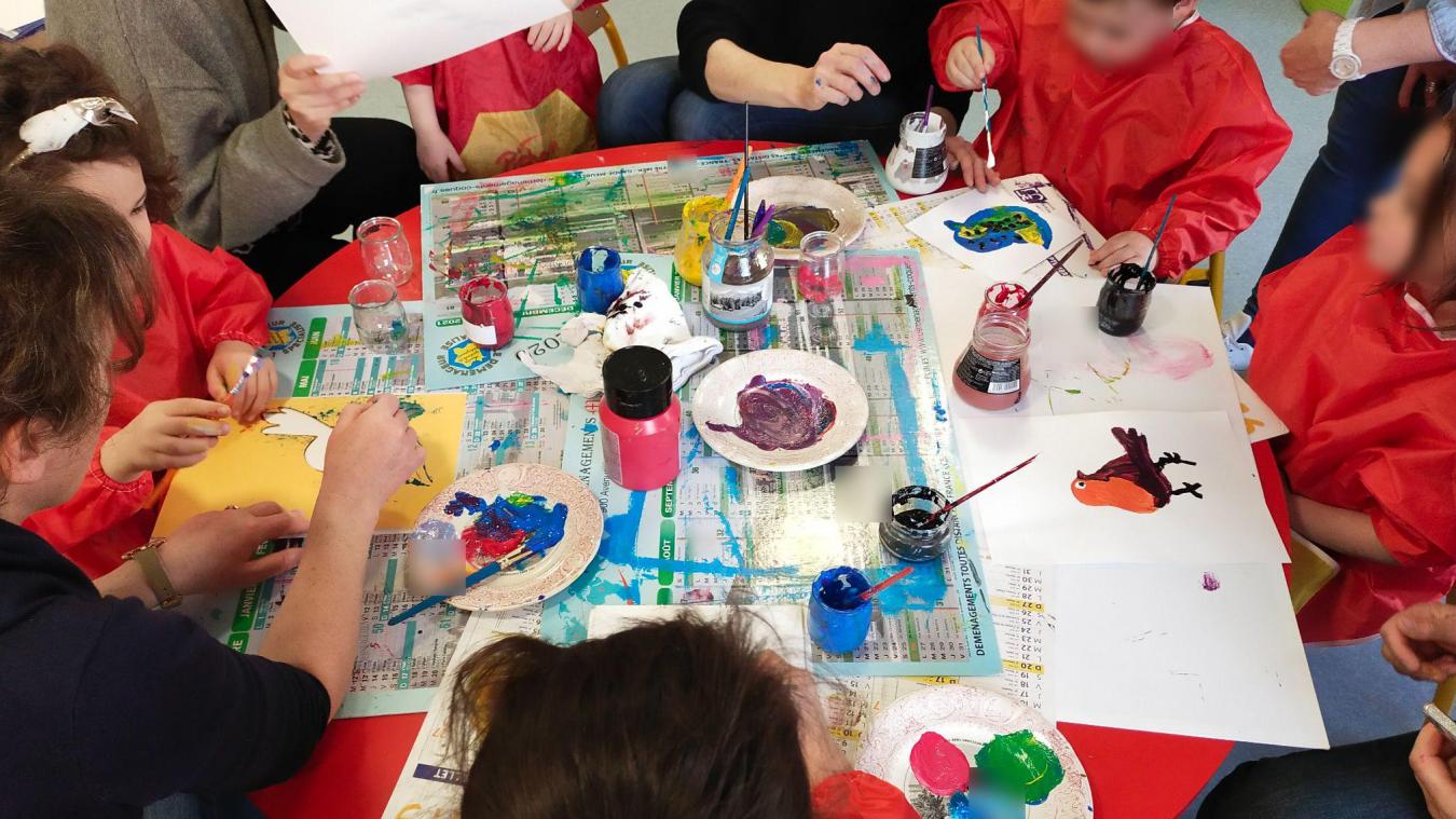 Des ateliers sont organisés pour permettre aux enfants et à leurs familles d’échanger autour de l’art.