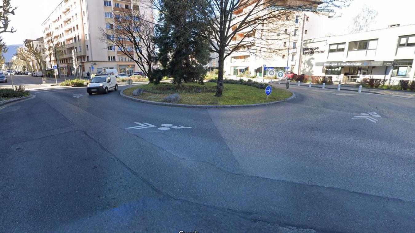 Un choc frontal entre une voiture et un scooter s’est produit ce lundi peu avant 5h du matin sur la rue Frontenex à Annecy.