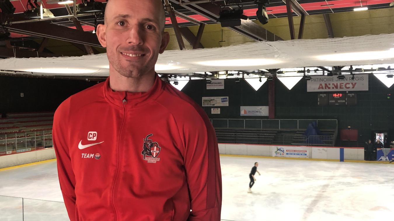 Entouré d’éducateurs et de parents, Cyril Papa dirige plus de 200 jeunes hockeyeurs au club d’Annecy.