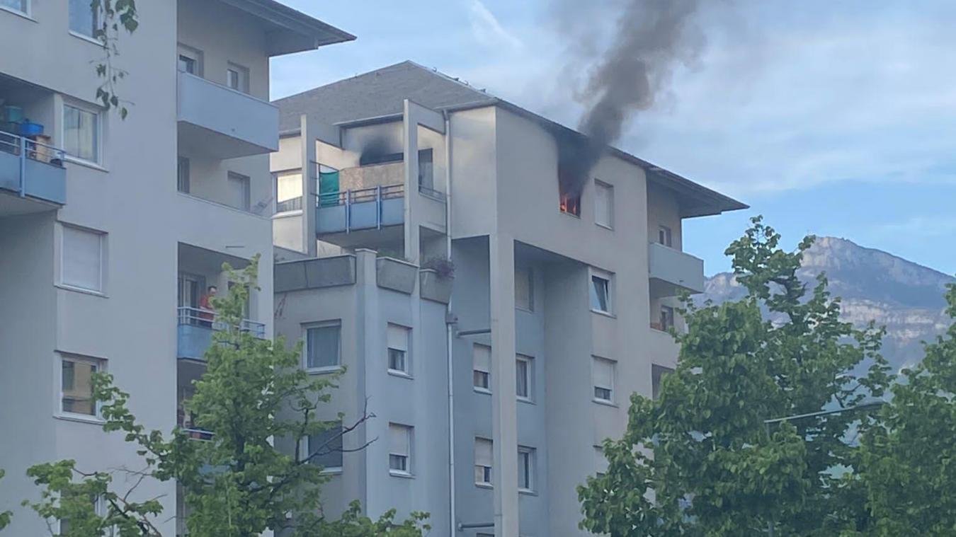 Le feu dans cet appartement de Chambéry s’est propagé avant 19 heures, lundi 2 mai 2022
