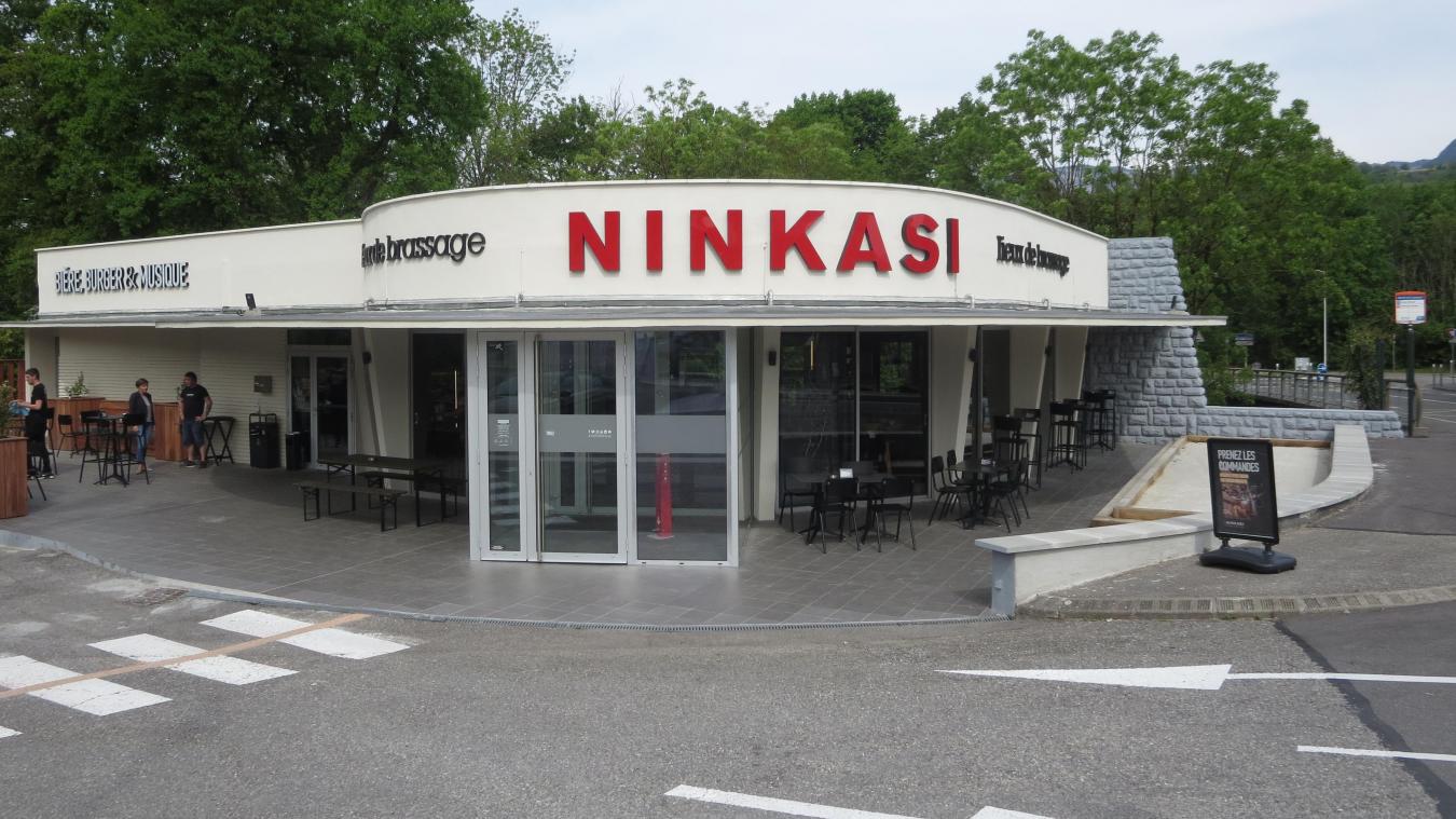 Le restaurant Ninkasi de Grésy-sur-Aix est situé dans le rond-point de la route des Bauges.