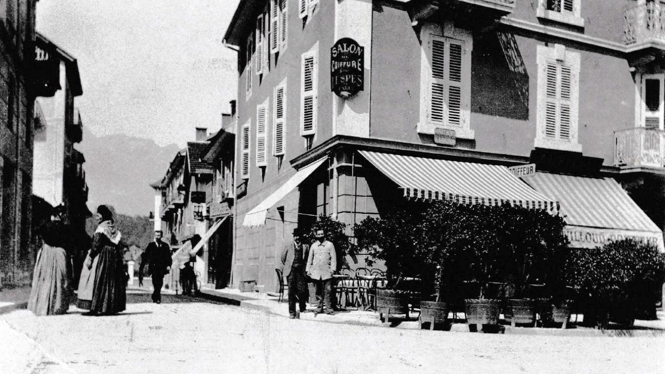 Avant la création de la boutique de tissus, un café était installé au pied de l’immeuble de la rue de Genève. Ici une photo prise autour de 1890.
