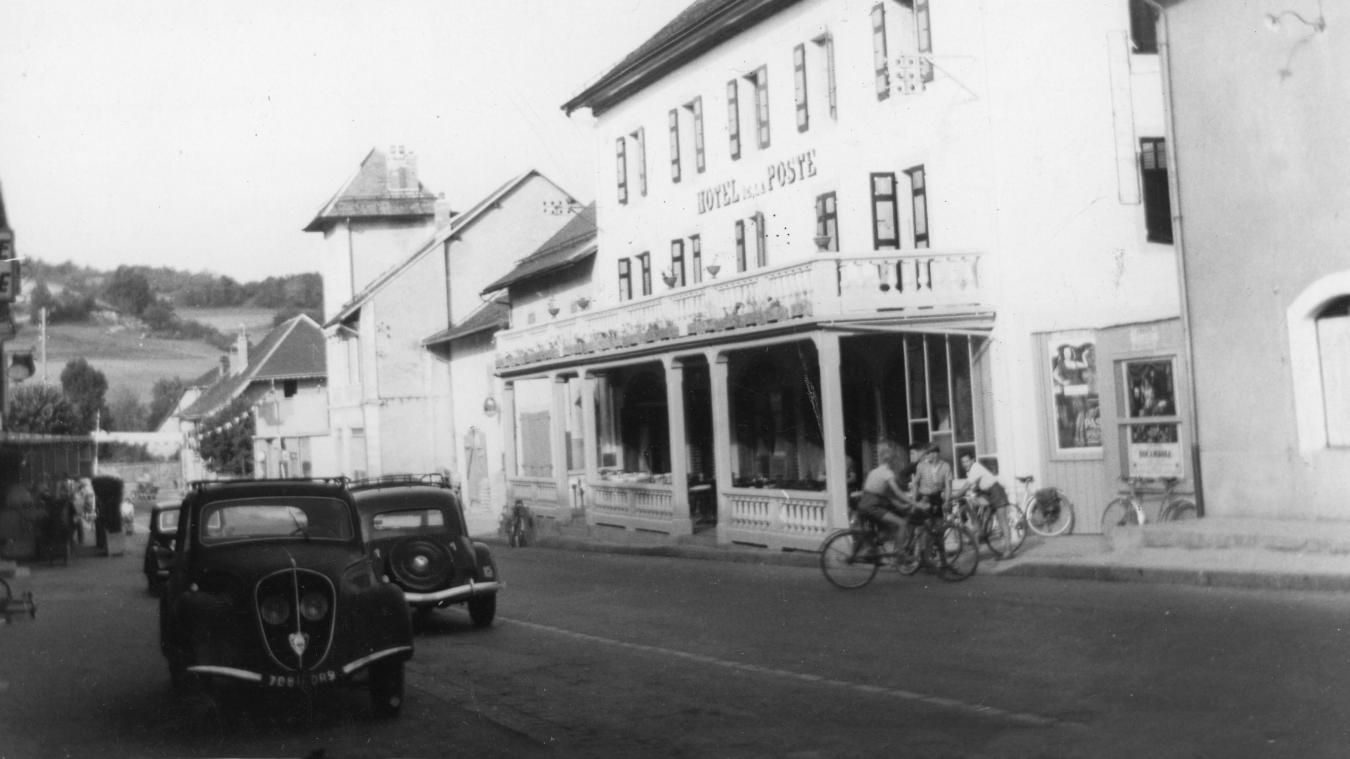 Dans les années 1950, l'Hôtel de la Poste dans la grande rue, avec à droite les portes du cinéma avec les affiches des films.