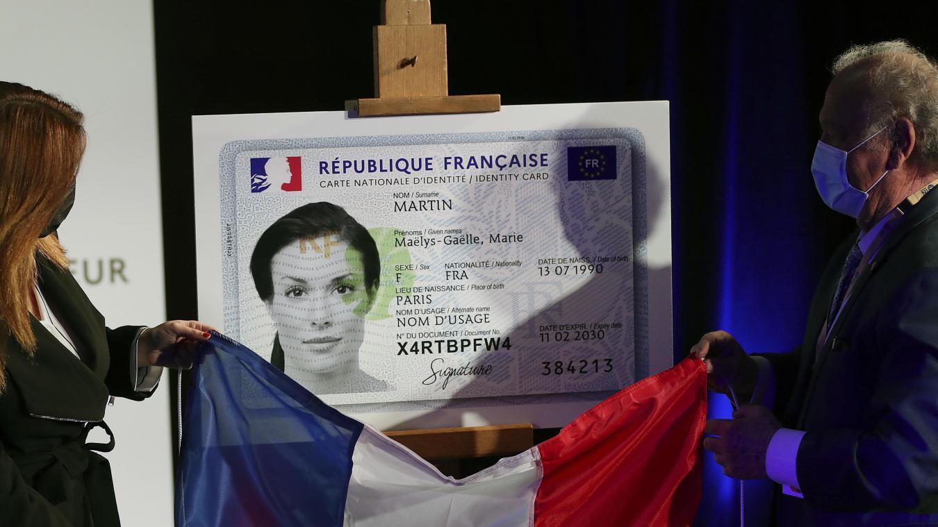 La nouvelle carte d’identité était dévoilée en mars à l’Imprimerie nationale, près de Douai, où elle est produite. Photo Séverine Courbe