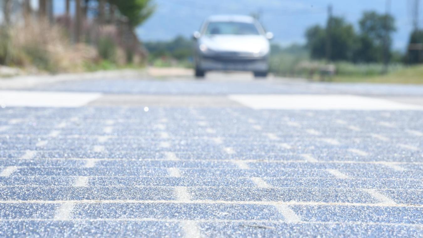 La chaussée est recouverte de panneaux photovoltaïques.