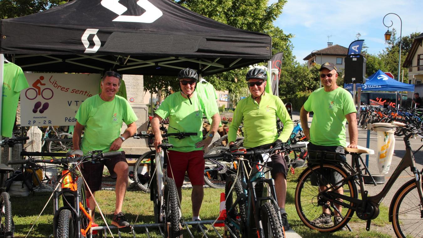 A gauche, Bernard Lambert, président de 2P2R, lors de la 1re édition de la fête du vélo en 2019, avec ses amis Patrice, Roger et Jean-Pierre.