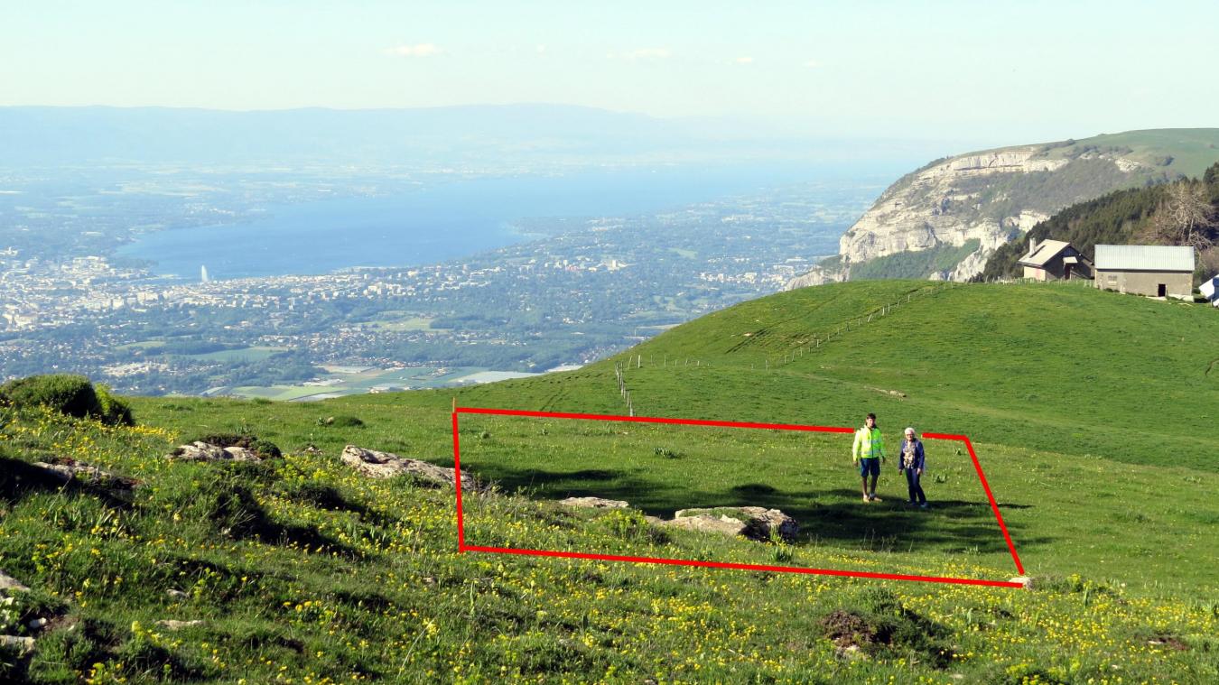 Une vue de l'emplacement du futur impluvium de l'alpage de Chênex, matérialisé par le rectangle rouge, avec un panorama exceptionnel.
