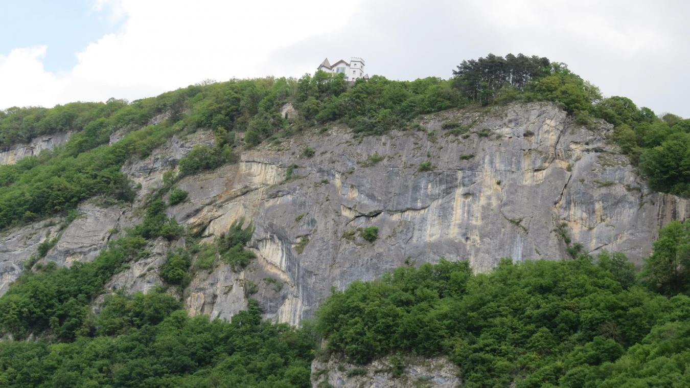 C'est depuis ces falaises que les blocs erratiques de Monnetier ont été poussés dans le vide, pour un saut de plusieurs centaines de mètres.