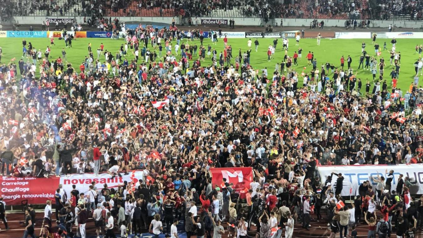 Les 13500 spectateurs du Parc des Sports d’Annecy ont célébrer la montée du FC Annecy en Ligue 2