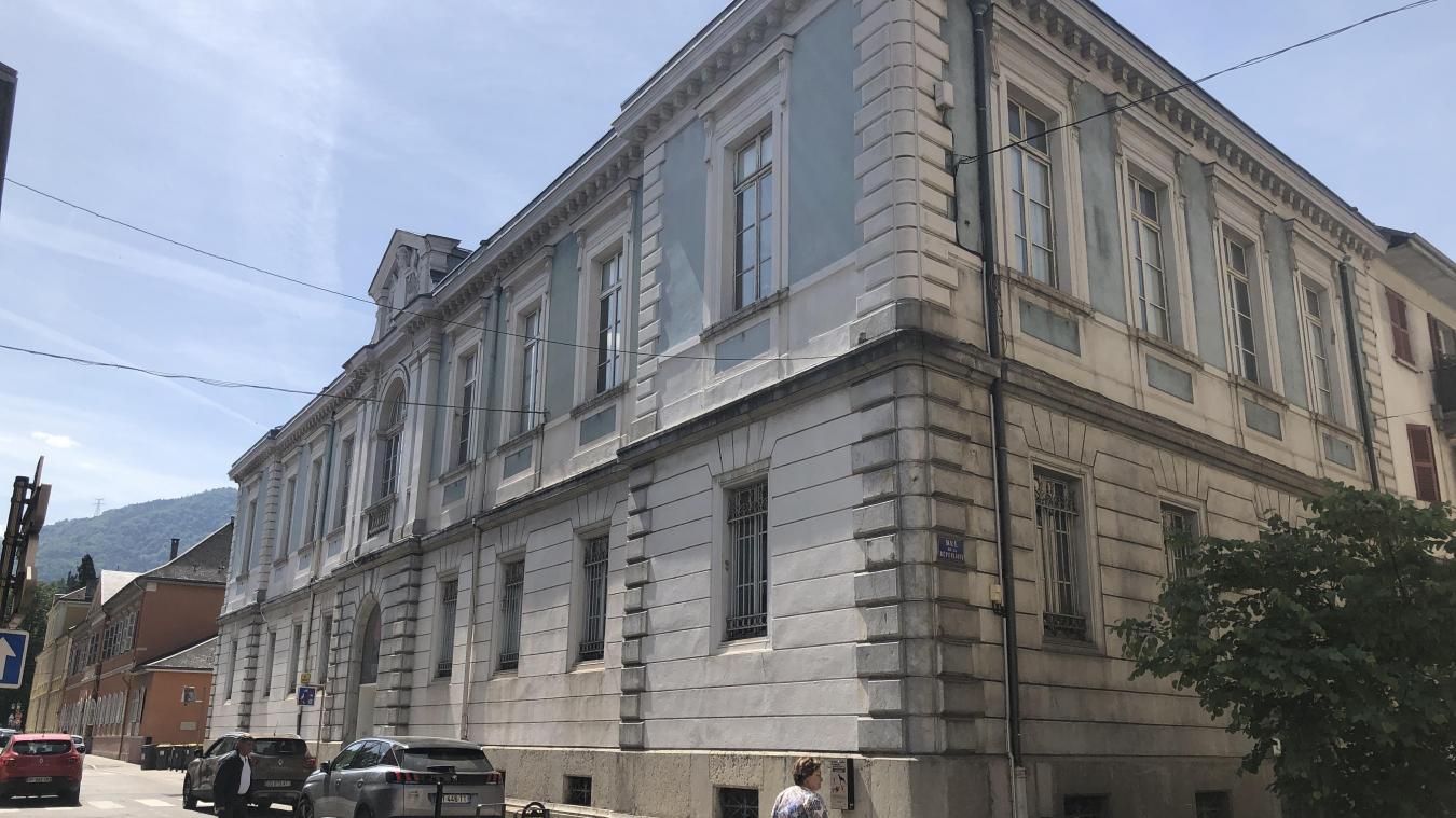 Idéalement situé, le bâtiment de l’ancien tribunal ne propose pas de vitrine à proprement parler.