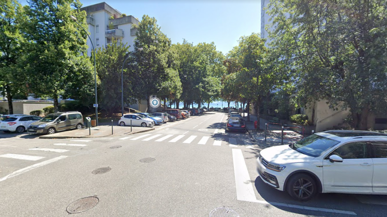 La rue André-Theuriet fait partie des axes qui intégreront la zone verte de stationnement durant l’été 2022.