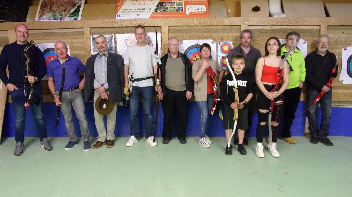 Les dirigeants et quelques adhérents du club des archers de la Valserine.