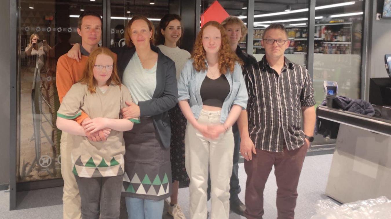Toute l'équipe du Spar, avec à gauche Johann Levaillant et Meggie Houteville, avec leur fille, qui aime leur donner un petit coup de main.