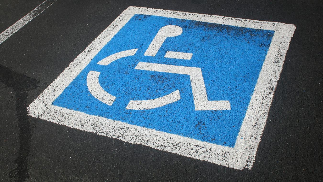 Normalement il faut une carte spécifique pour se garer sur une place réservée aux personnes handicapées.